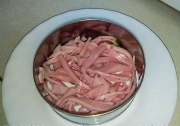 Салат «Нежность» с ветчиной, огурцом, сыром и яйцом