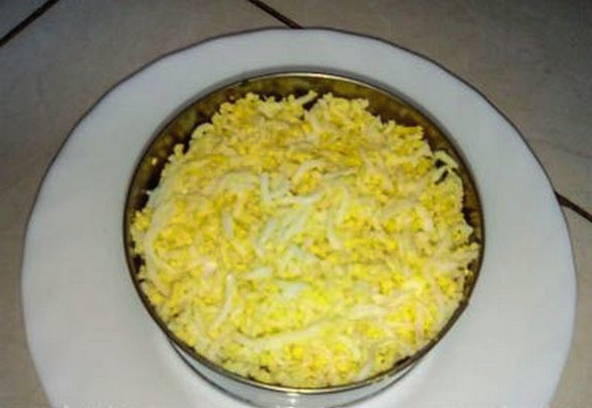 Салат «Нежность» с ветчиной, огурцом, сыром и яйцом
