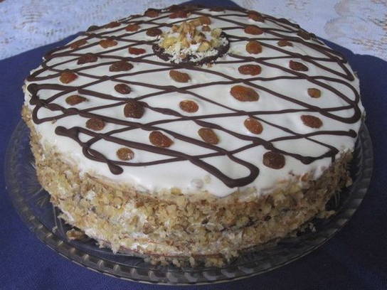 Торт с маком, изюмом и орехами