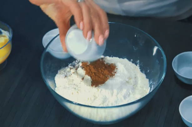 Торт с карамелью и орехами