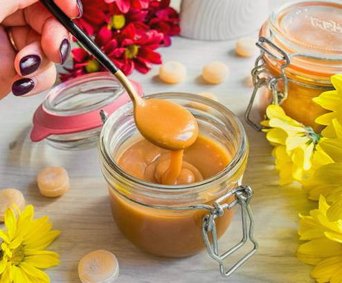 Торт с карамелью и орехами