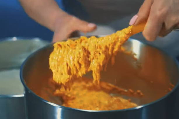 Торт с карамелью и орехами
