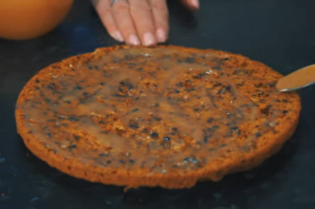 Торт с карамелью и орехами