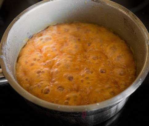 Торт с карамелью и орехами
