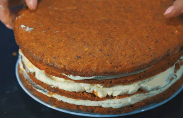 Торт с карамелью и орехами