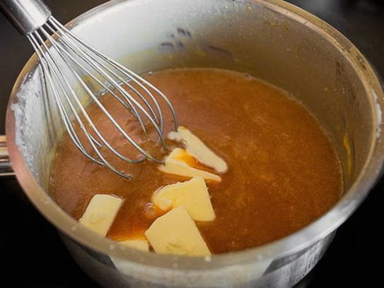 Торт с карамелью и орехами