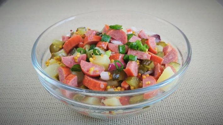 Салат с охотничьими колбасками и огурцами