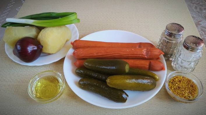 Салат с охотничьими колбасками и огурцами