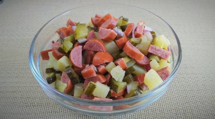 Салат с охотничьими колбасками и огурцами
