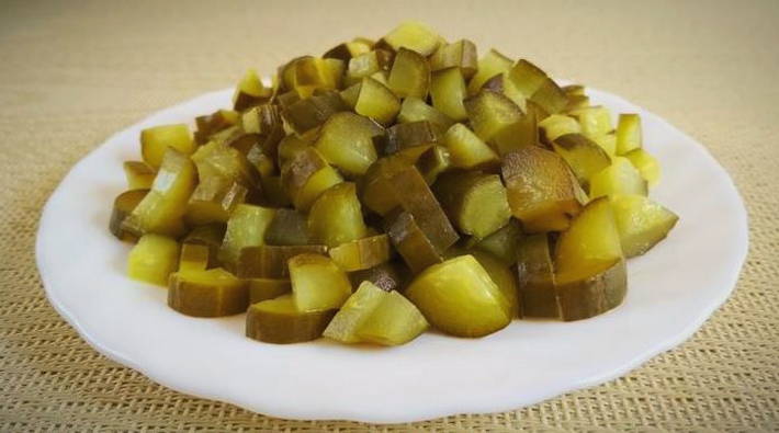 Салат с охотничьими колбасками и огурцами