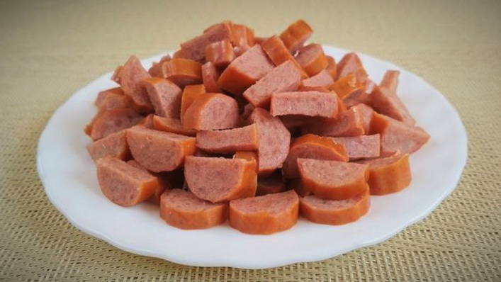 Салат с охотничьими колбасками и огурцами