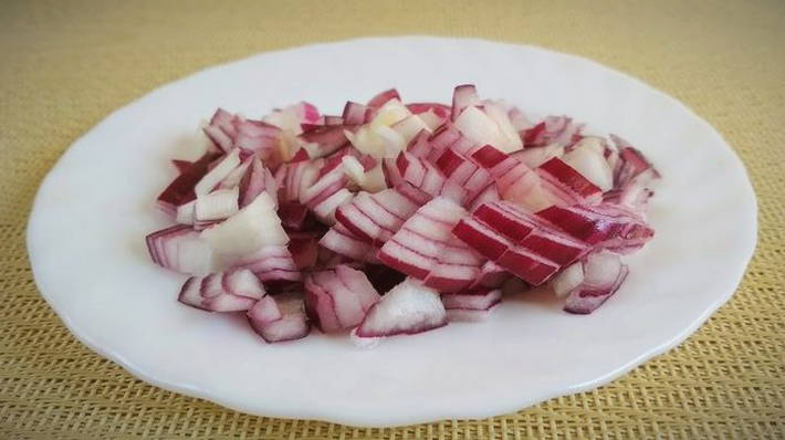 Салат с охотничьими колбасками и огурцами