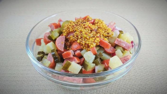 Салат с охотничьими колбасками и огурцами