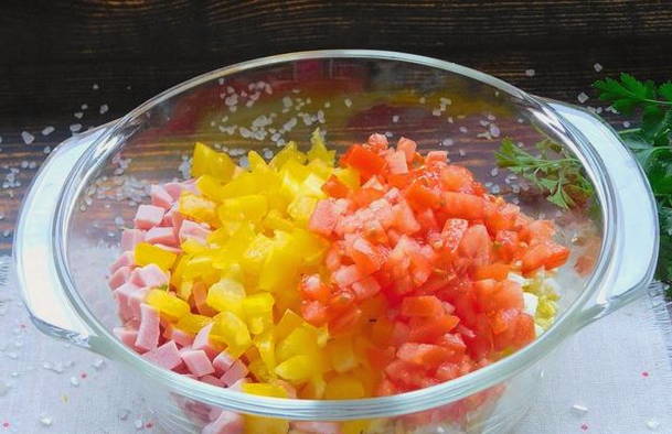 Салат с роллтоном, колбасой и яйцами Салат с роллтоном, колбасой и яйцами