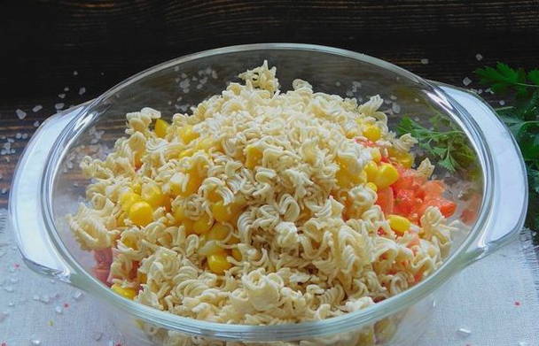 Салат с роллтоном, колбасой и яйцами Салат с роллтоном, колбасой и яйцами