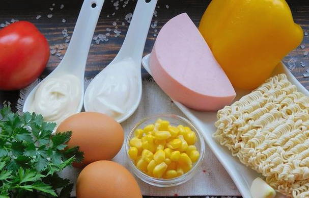 Салат с роллтоном, колбасой и яйцами Салат с роллтоном, колбасой и яйцами