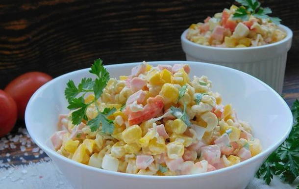 Салат с роллтоном, колбасой и яйцами Салат с роллтоном, колбасой и яйцами