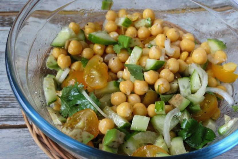 Салат с нутом и овощами