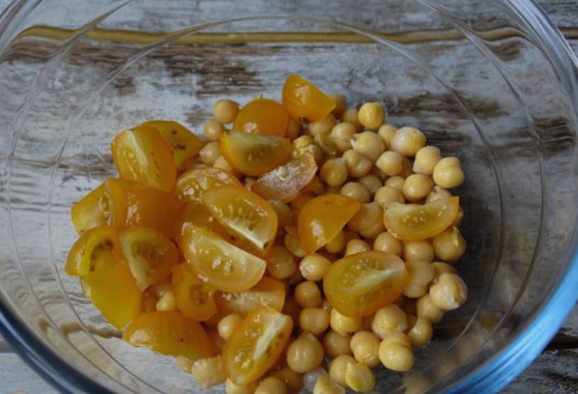 Салат с нутом и овощами