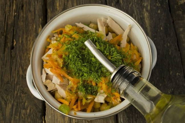 Салат с нутом и курицей Салат с нутом и курицей