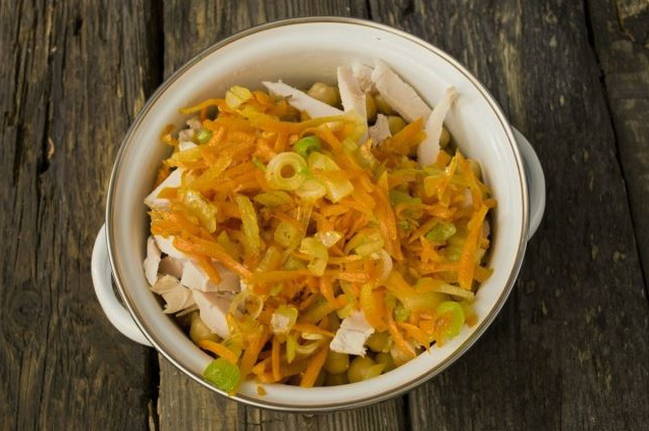 Салат с нутом и курицей Салат с нутом и курицей