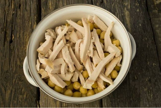 Салат с нутом и курицей Салат с нутом и курицей