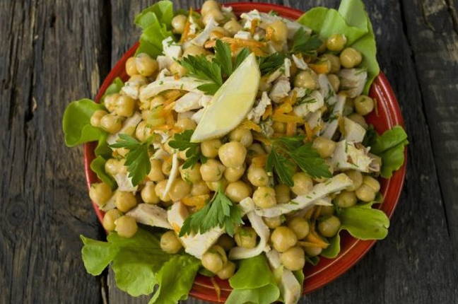 Салат с нутом и курицей Салат с нутом и курицей