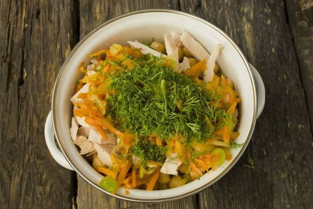 Салат с нутом и курицей Салат с нутом и курицей