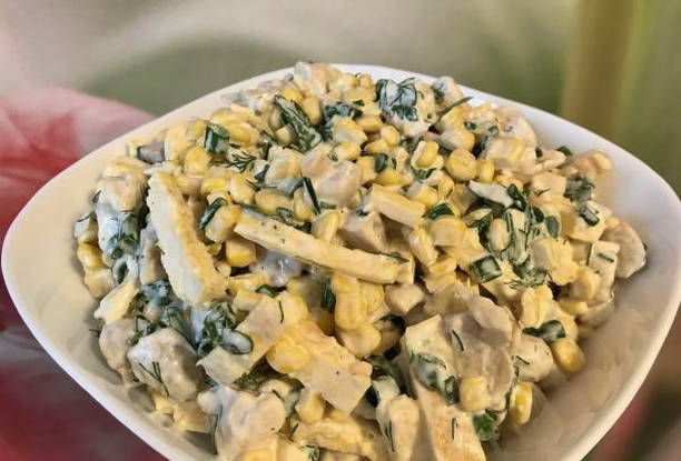 Салат с омлетом, курицей и грибами