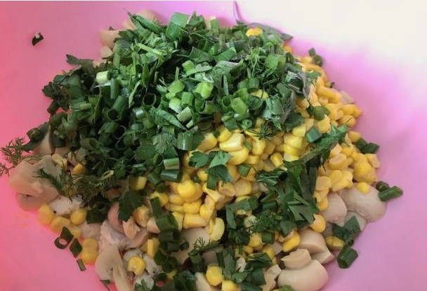 Салат с омлетом, курицей и грибами