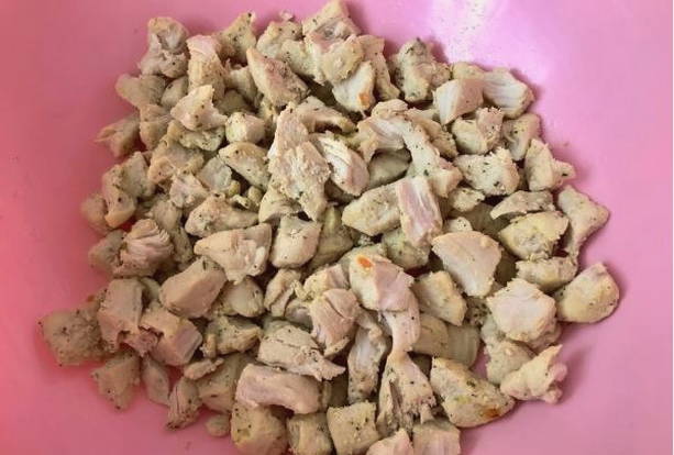 Салат с омлетом, курицей и грибами