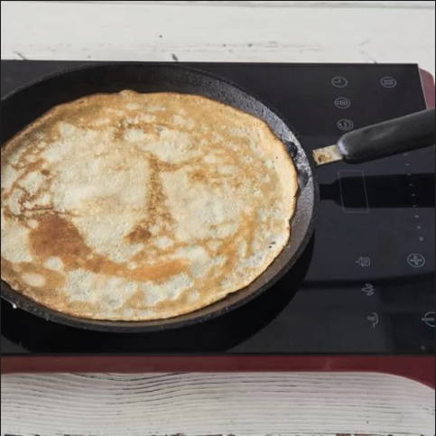Блинный торт с вишней и сметанным кремом