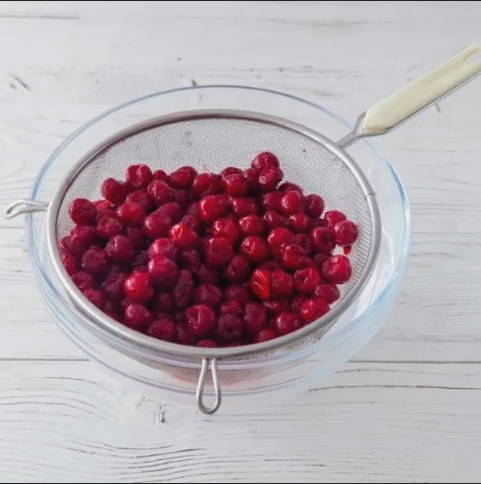 Блинный торт с вишней и сметанным кремом