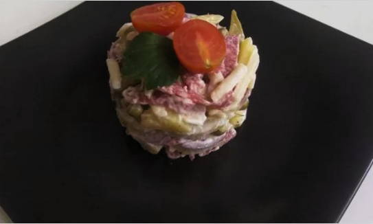 Салат «Пикантный» с колбасой
