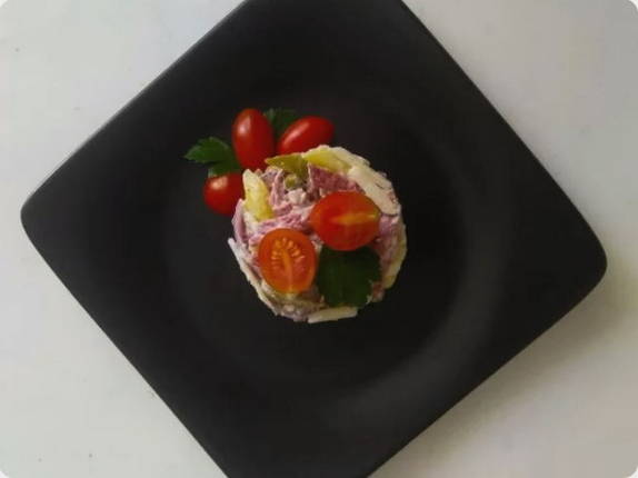 Салат «Пикантный» с колбасой