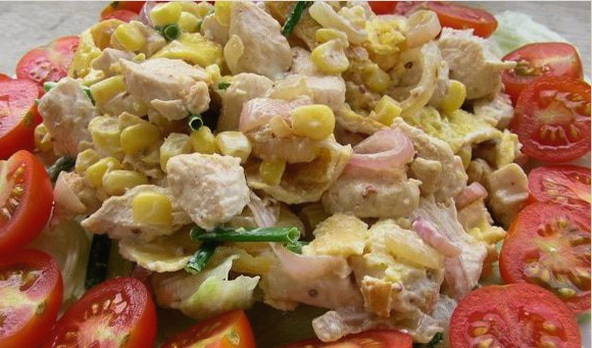 Салат с омлетом и кукурузой