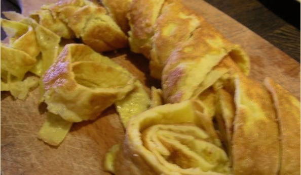 Салат с омлетом и кукурузой