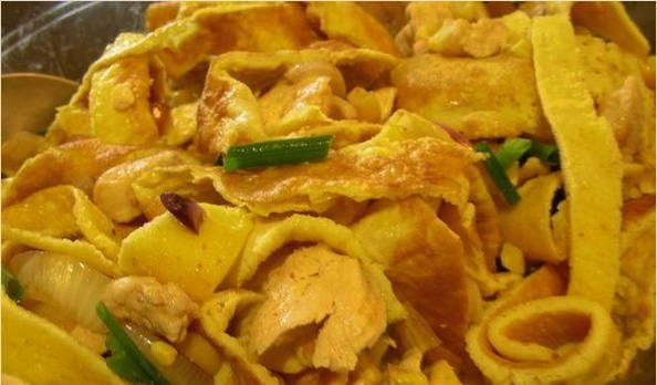 Салат с омлетом и кукурузой