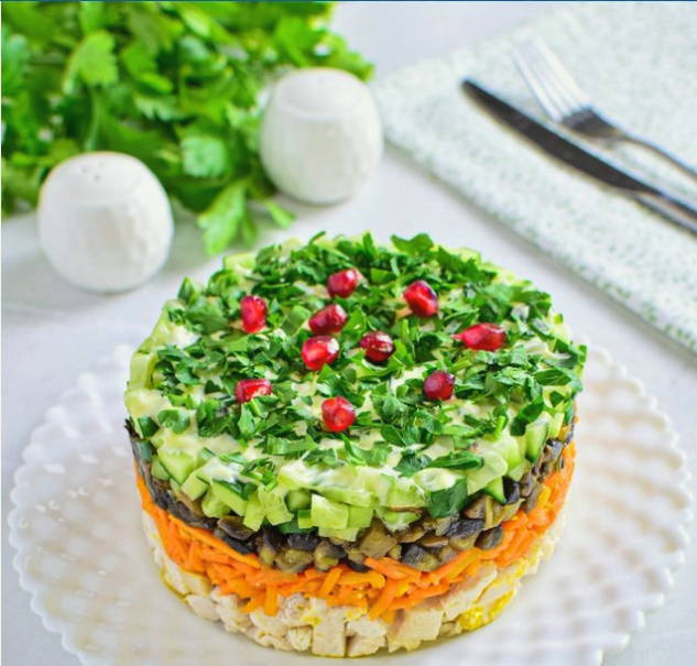 Салат с курицей, корейской морковью, шампиньонами и огурцами