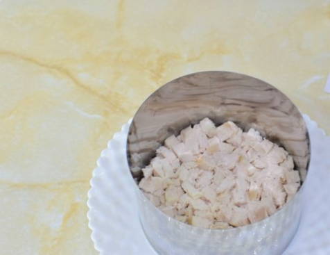 Салат с курицей, корейской морковью, шампиньонами и огурцами