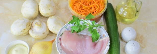 Салат с курицей, корейской морковью, шампиньонами и огурцами