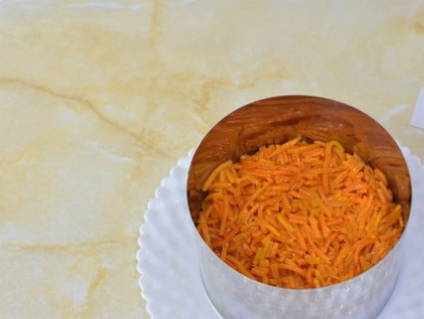 Салат с курицей, корейской морковью, шампиньонами и огурцами