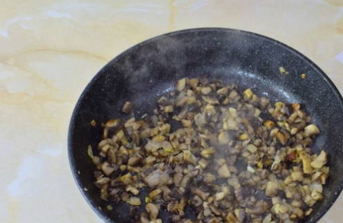 Салат с курицей, корейской морковью, шампиньонами и огурцами