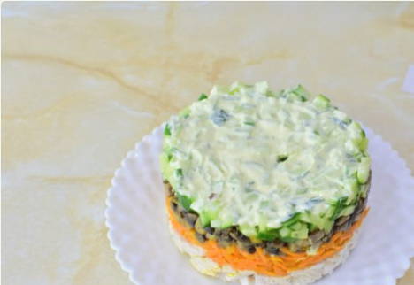 Салат с курицей, корейской морковью, шампиньонами и огурцами