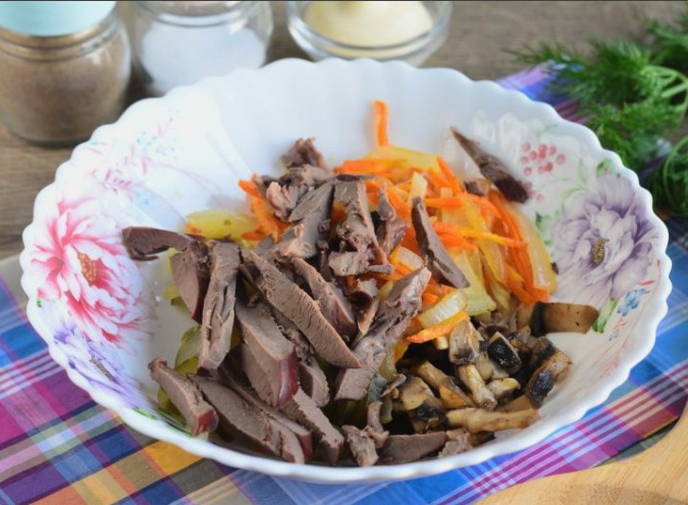Салат с сердцем и грибами Салат с сердцем и грибами