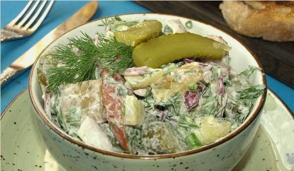 Салат с охотничьими колбасками, огурцами и картофелем