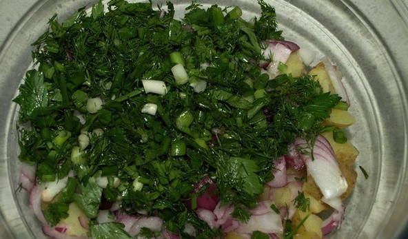 Салат с охотничьими колбасками, огурцами и картофелем