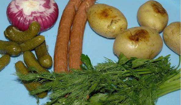Салат с охотничьими колбасками, огурцами и картофелем