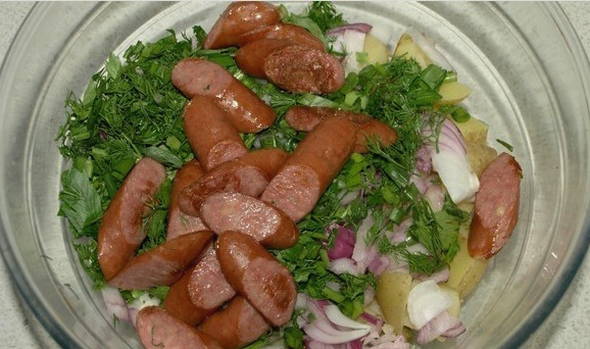 Салат с охотничьими колбасками, огурцами и картофелем
