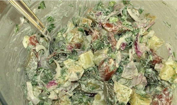 Салат с охотничьими колбасками, огурцами и картофелем